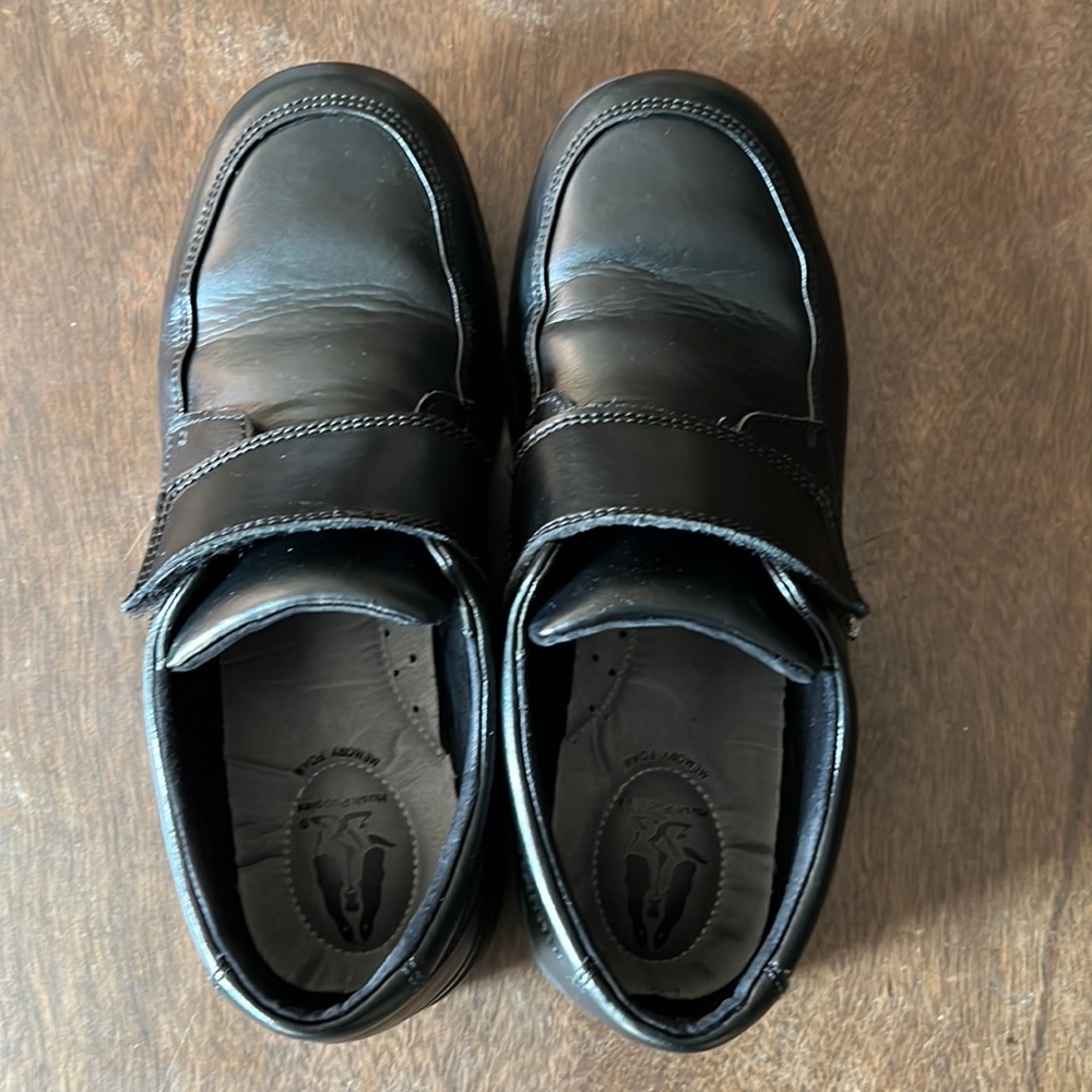 Boys school uniform shoe. Used pairs size 4, about 9-10tears old. Real leather.